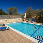Avvisania Nyaraló *